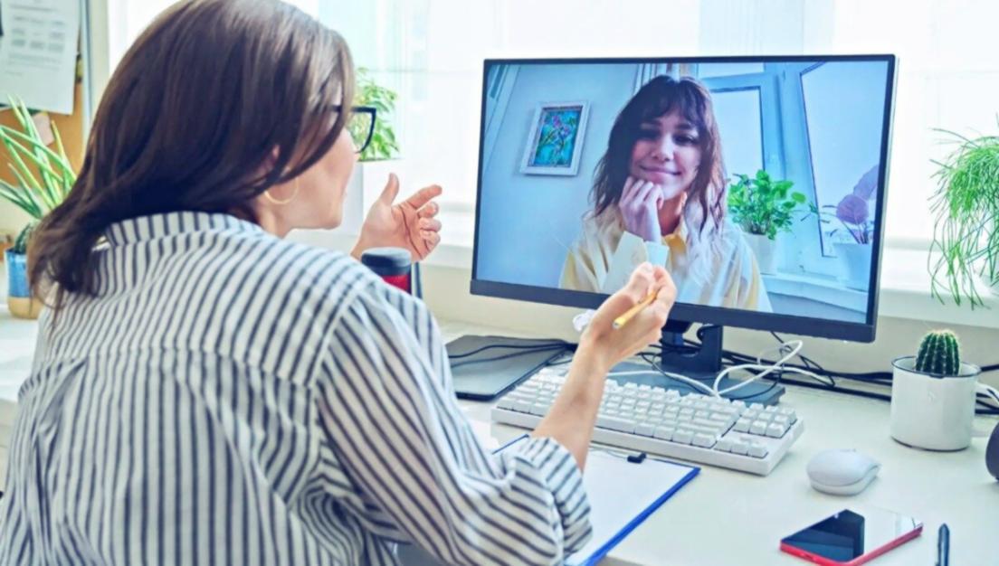 Ingredientes frescos de temporada organizados sobre mesa de madera mostrando la diversidad de productos locales disponibles