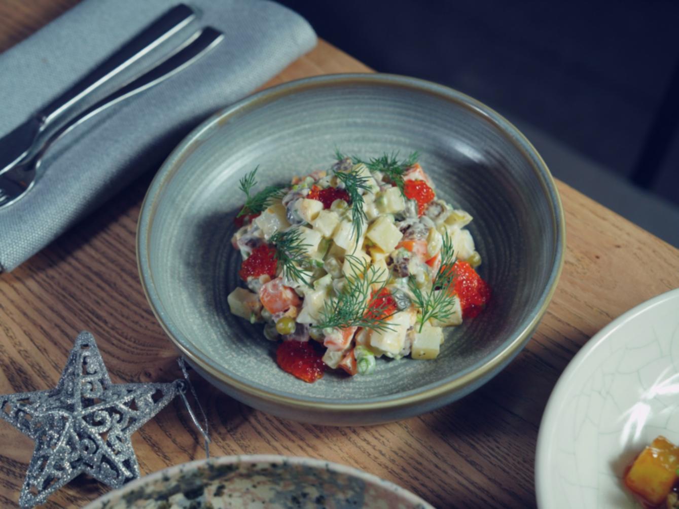 Preparación de alimentos frescos en cocina mostrando técnicas saludables de cocción y organización