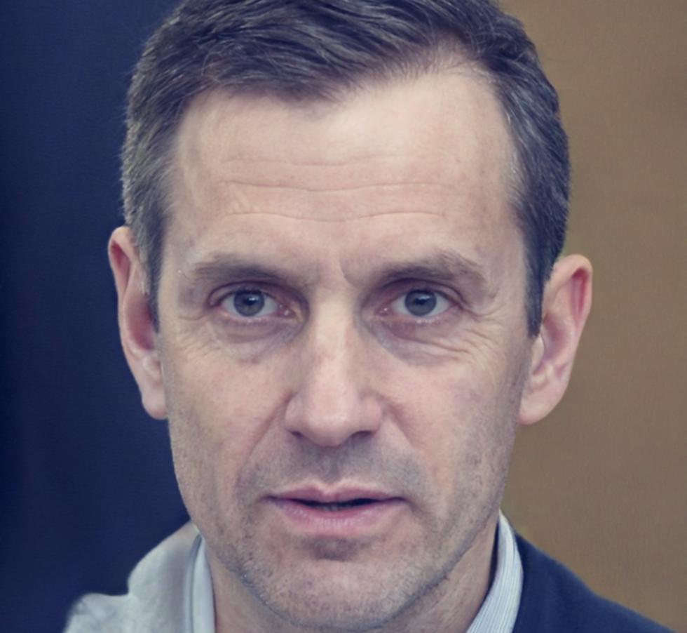 Retrato profesional de integrante del equipo Qoxy especializado en nutrición sostenible